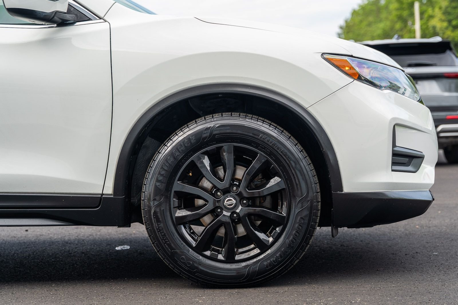 Used 2018 Glacier White Nissan SV image 9