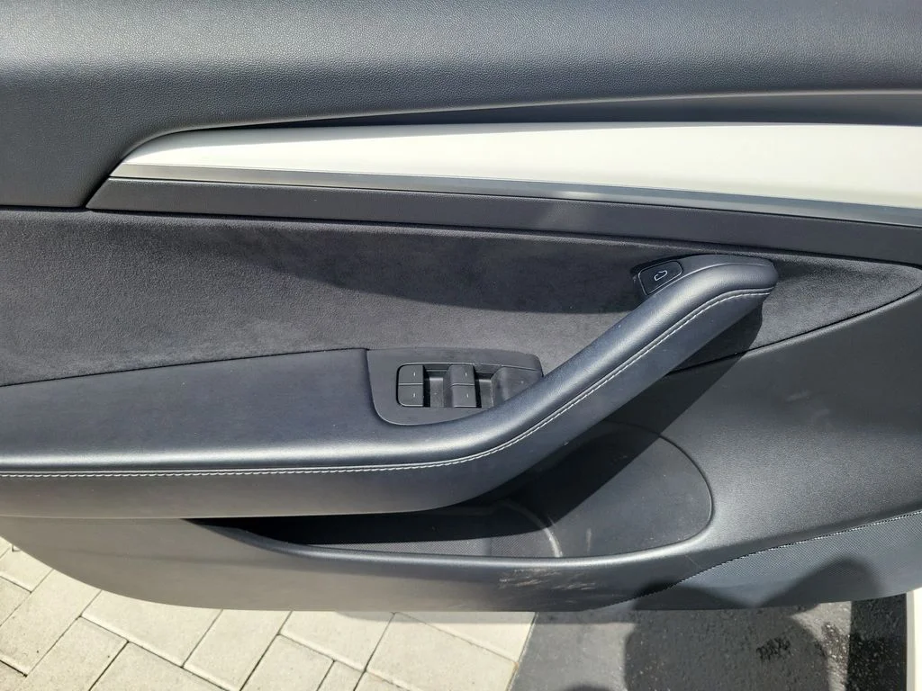 Used 2021 White Tesla Standard Range Plus image 11