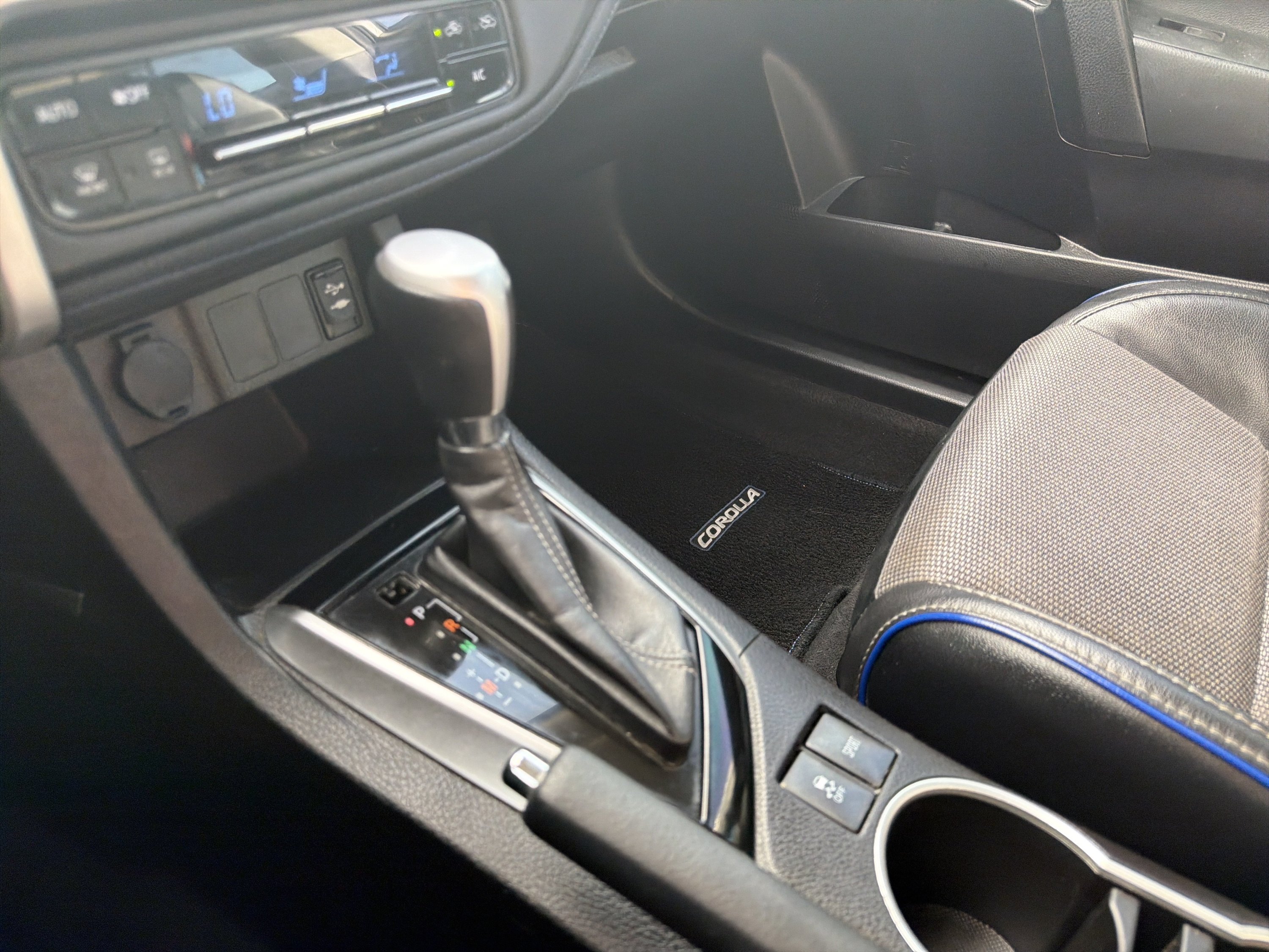 Used 2017 Silver Toyota SE image 26