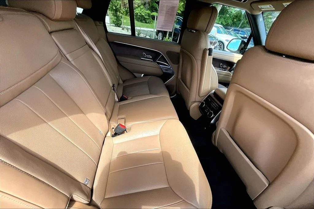 Used 2024 White Land Rover SE image 27