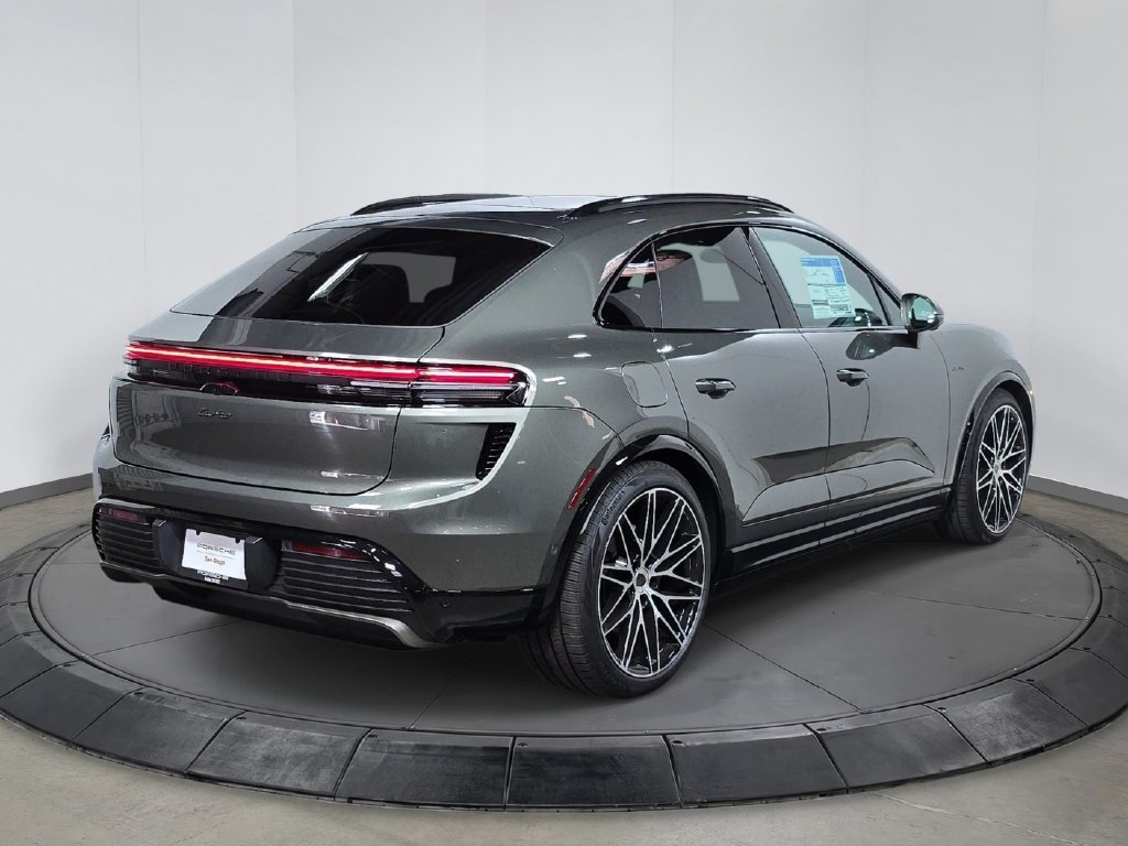 New 2026 Aventurine Green Metallic Porsche Turbo image 7