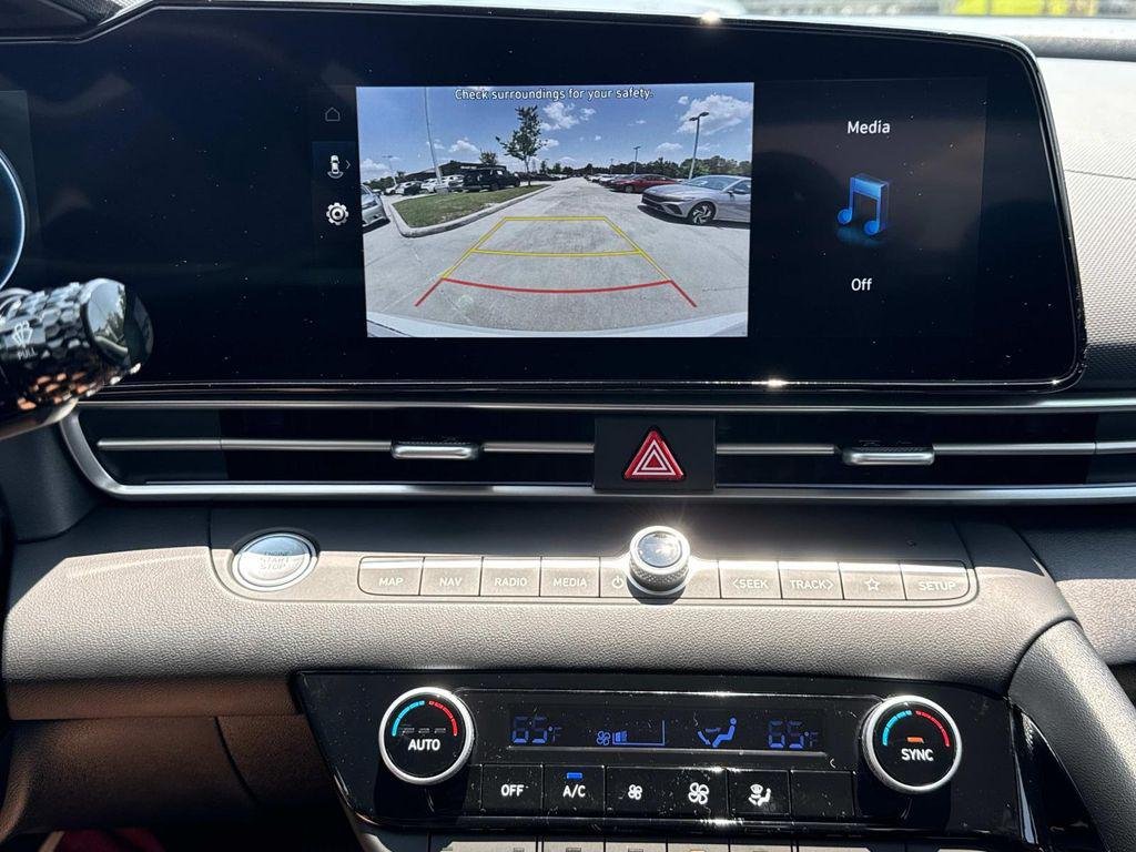 2025 Hyundai Elantra Limited - Photo 12