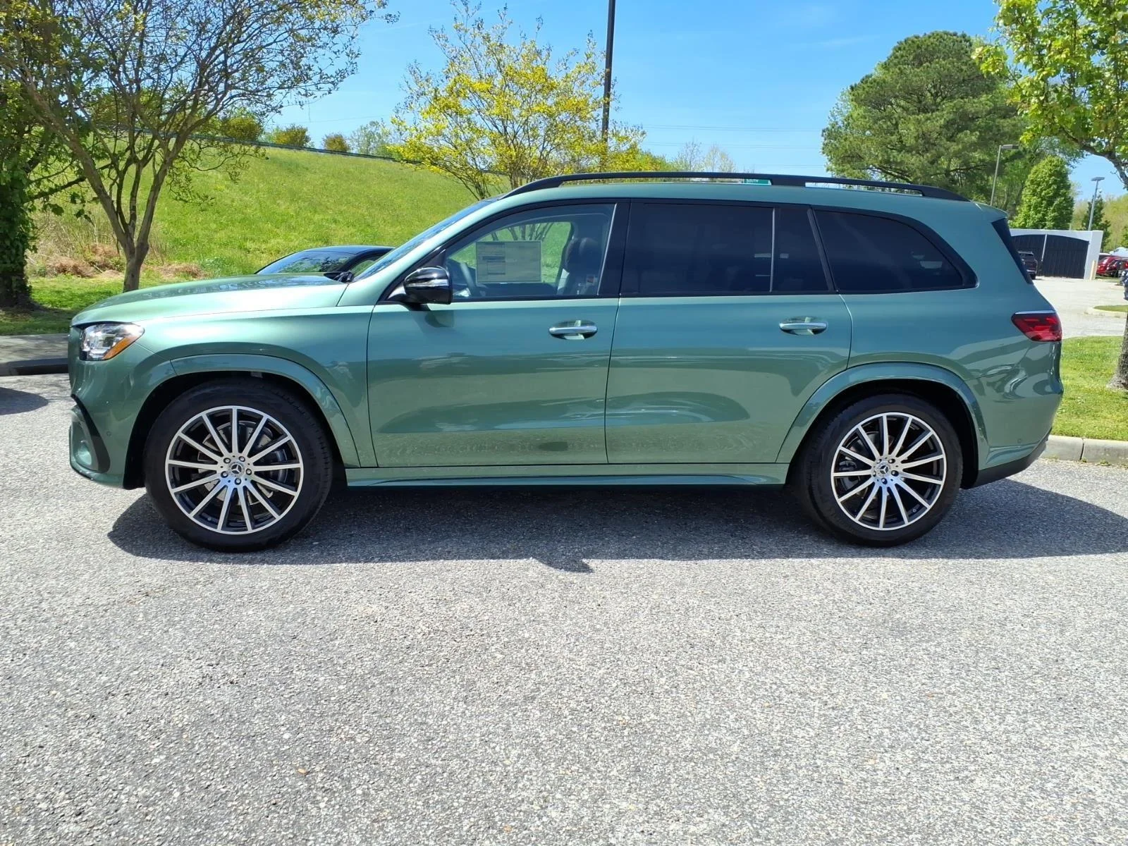 New 2026 MANUFAKTUR Ireland Mid Green Metallic Mercedes-Benz GLS 450 image 11