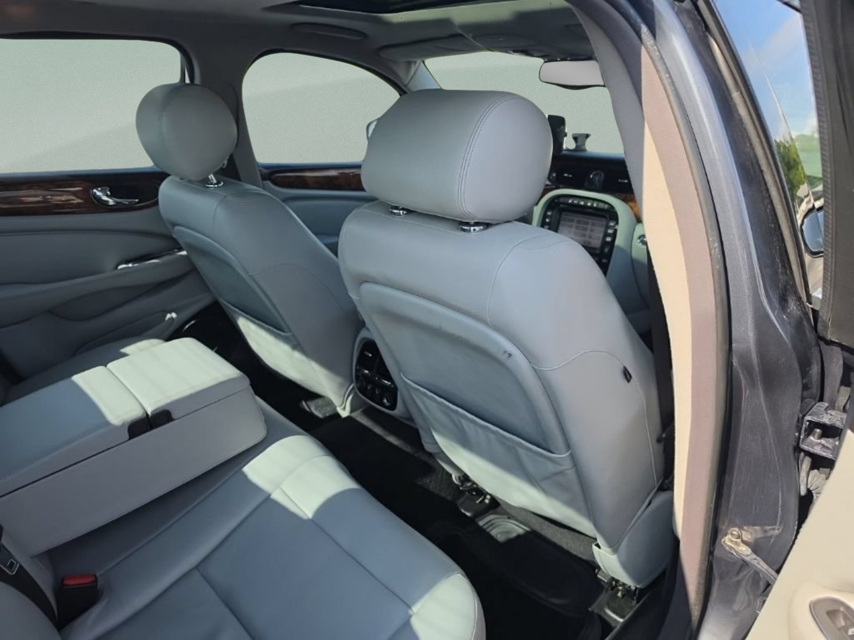 Used 2004  Jaguar XJR image 23