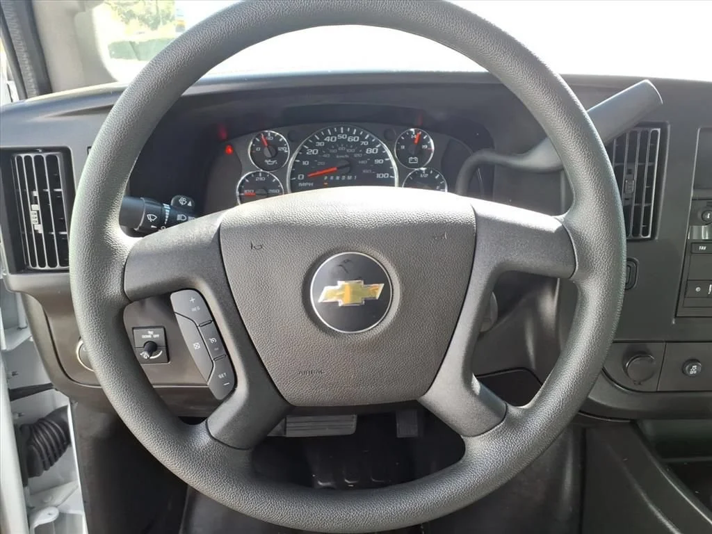 New 2025 Summit White Chevrolet 1WT image 21