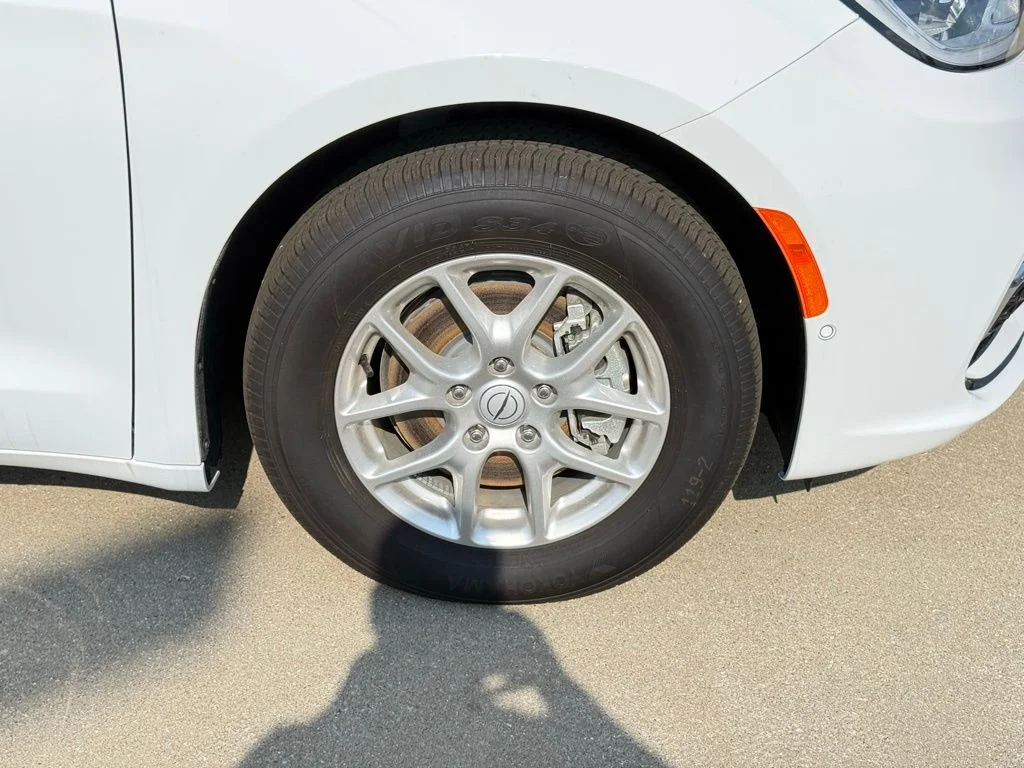 2025 Chrysler Pacifica Select - Photo 9