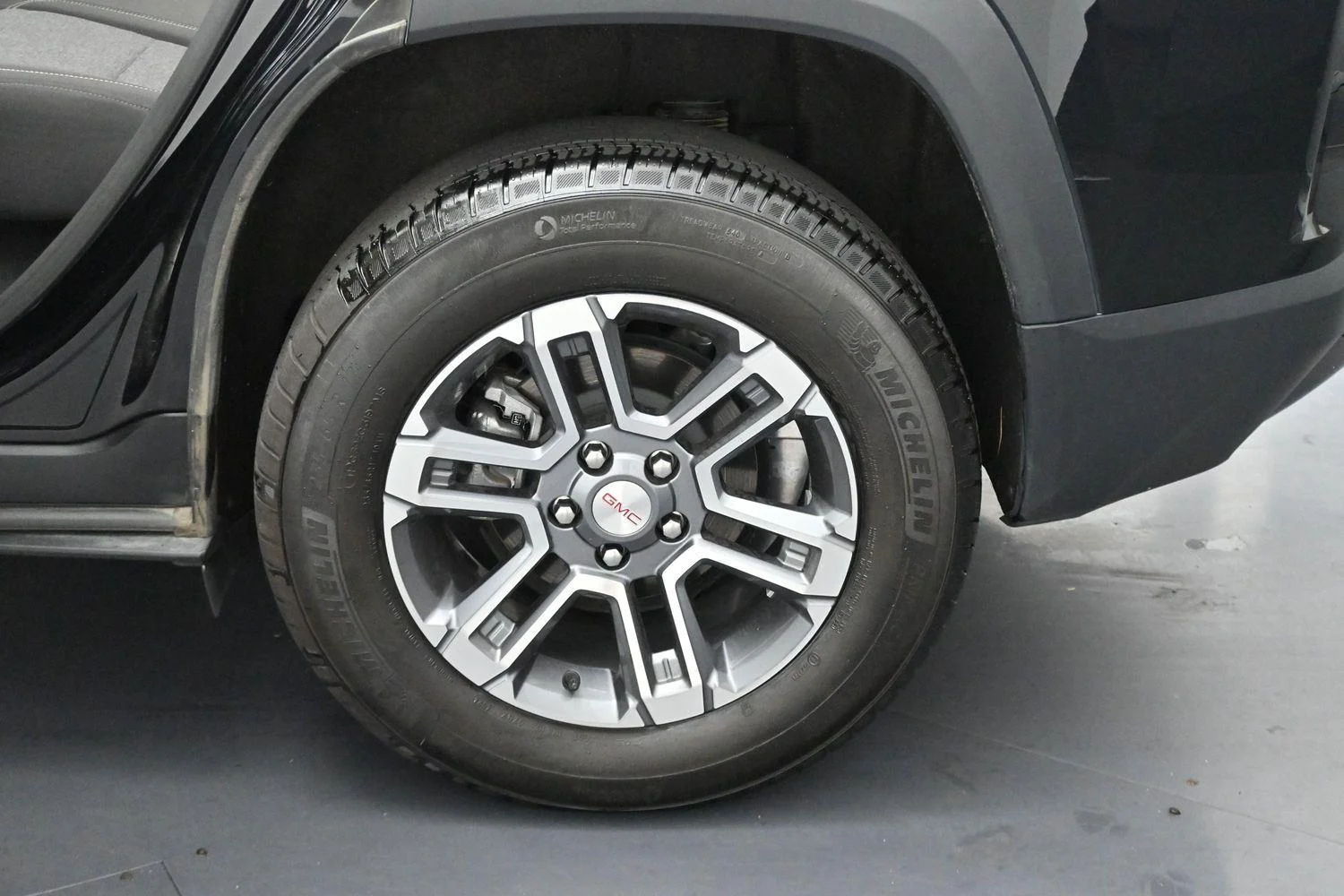 Used 2025 Ebony Twilight Metallic GMC Elevation image 31