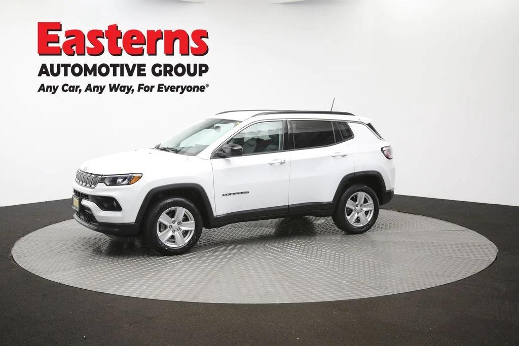 Used 2022 White Jeep Latitude image 57