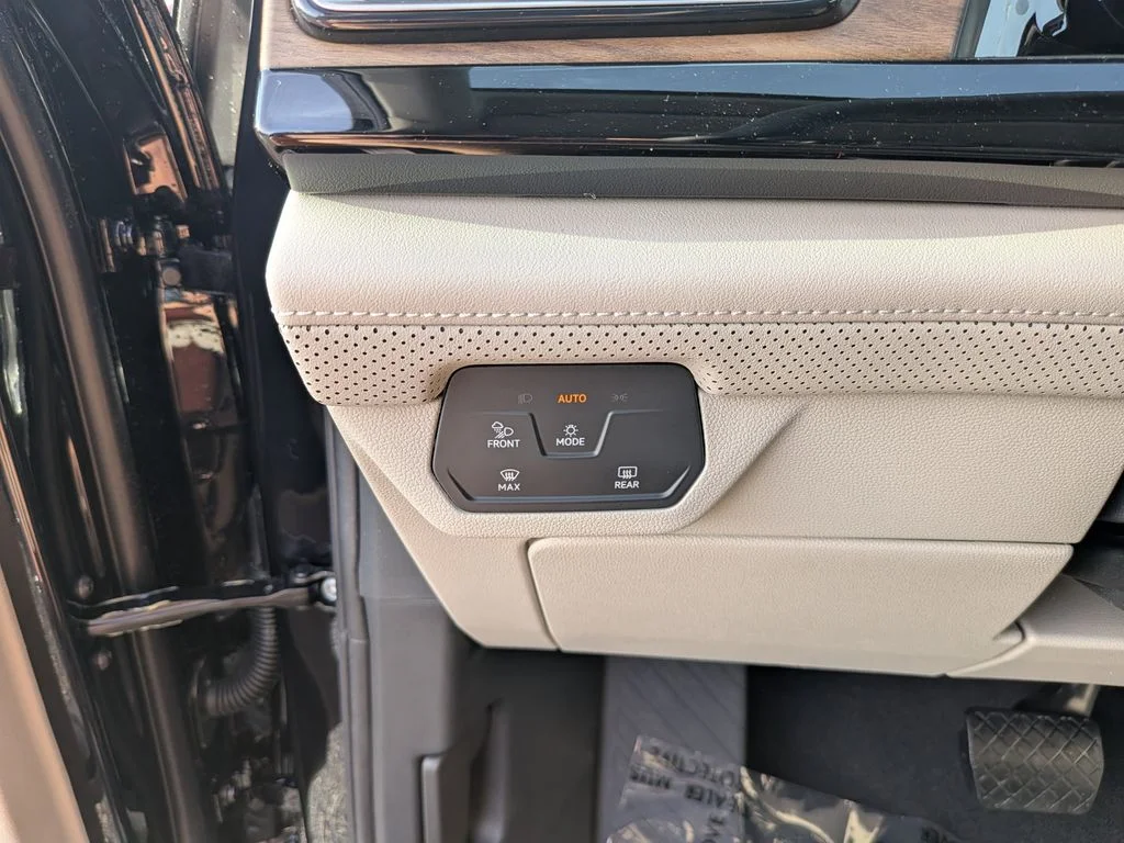 New 2026 Black Volkswagen 2.0T SE w/Technology image 26