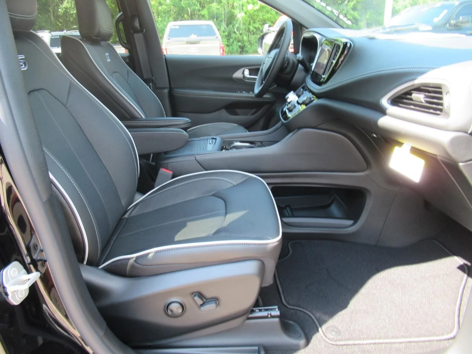 New 2027 Diamond Black Crystal Pearl-Coat Exterior Paint Chrysler Limited image 10