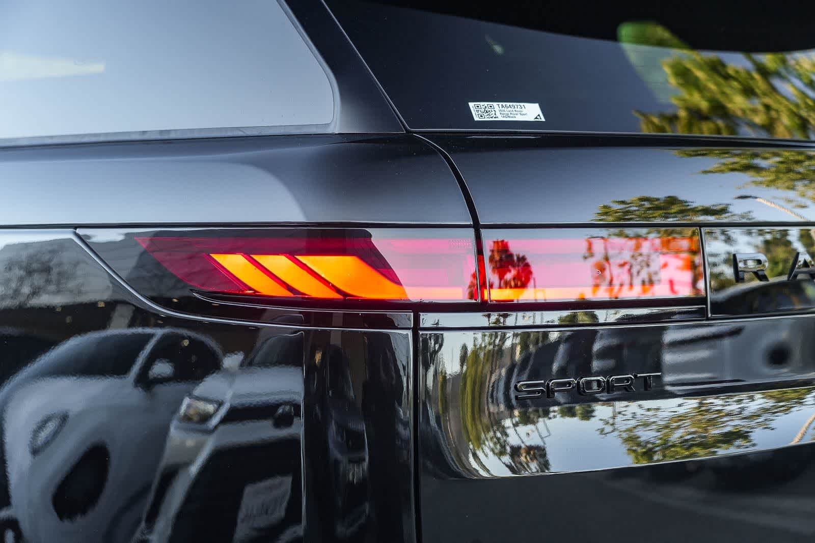 New 2026 Santorini Black Land Rover Dynamic SE image 7