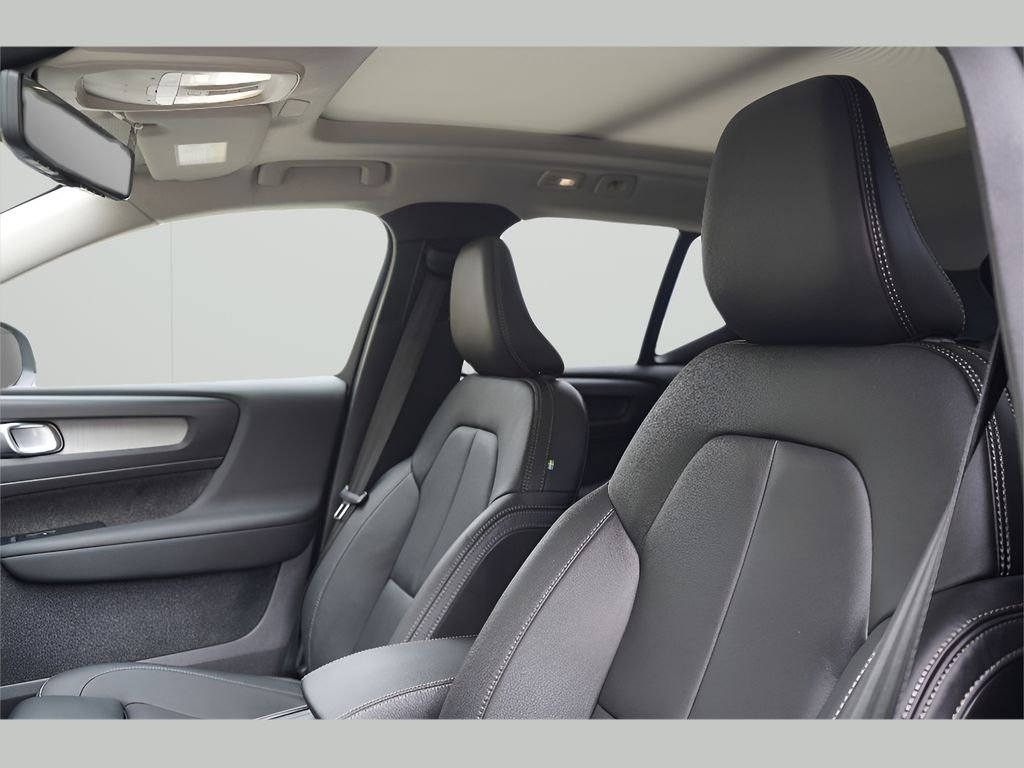 2025 Volvo XC40 Plus - Photo 18