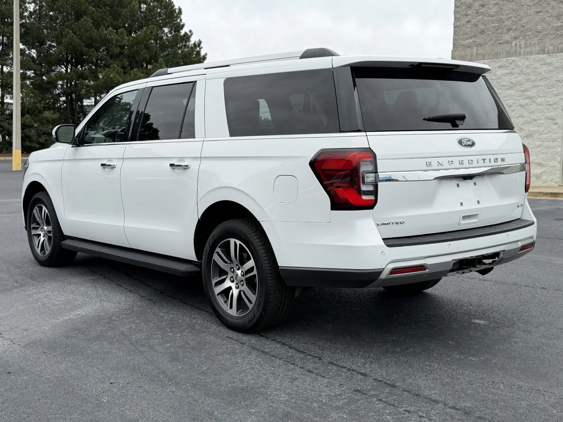 Certified Used 2024 Oxford White Ford Limited image 17