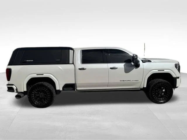 Used 2025 White GMC Denali Ultimate image 17