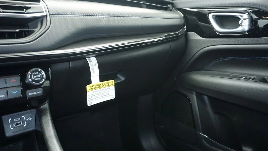 New 2026 Diamond Black Crystal Pearlcoat Jeep Latitude image 35