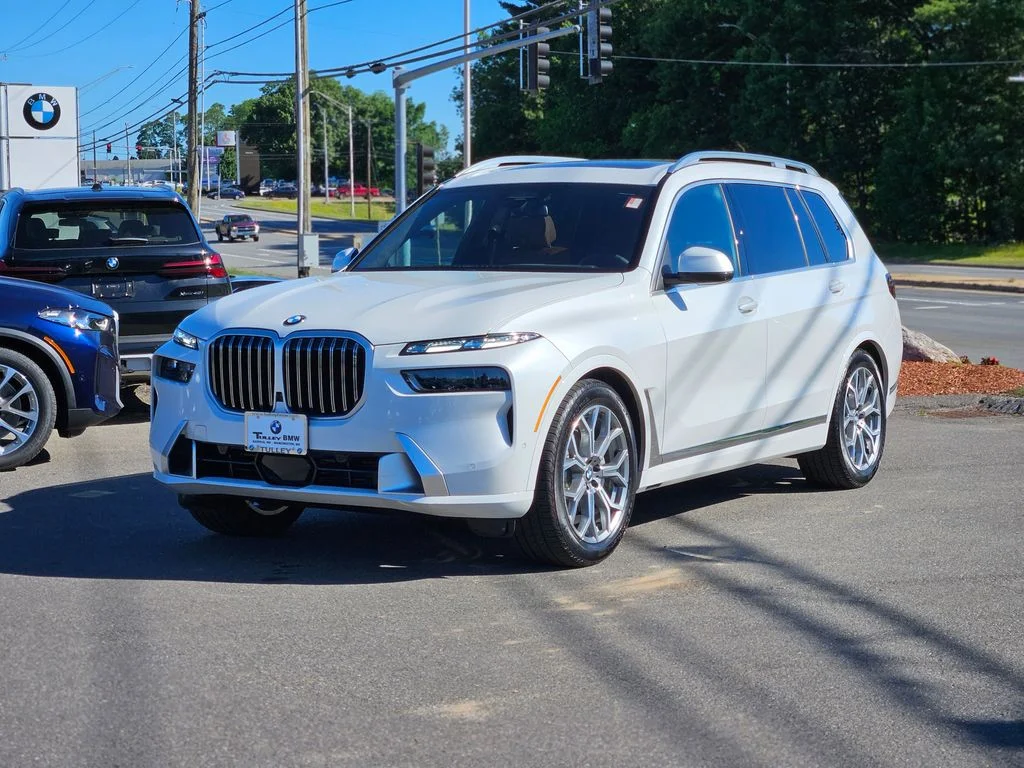 Used 2026 Mineral White Metallic BMW xDrive40i image 3