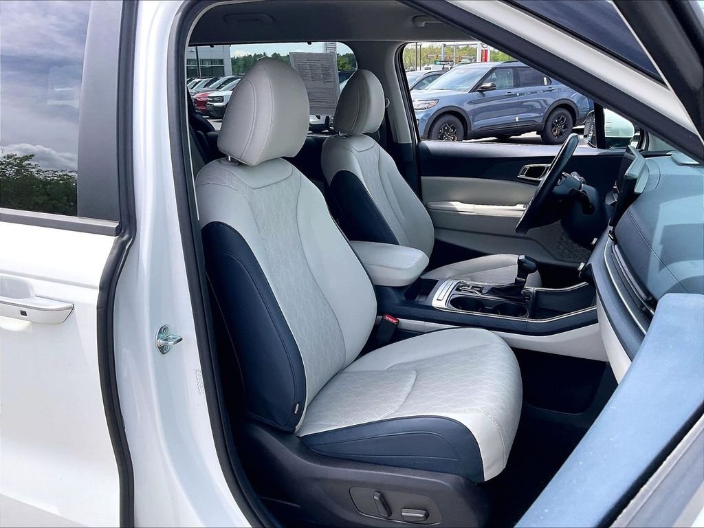 Used 2025 Snow White Pearl Kia EX image 10