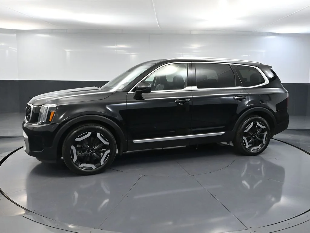 Used 2023 Black Kia EX X-Line image 9
