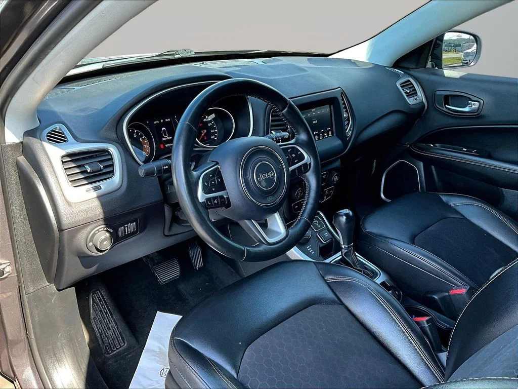 Used 2019 Crystal Metallic Jeep Latitude image 17
