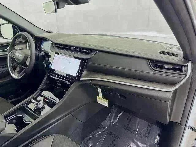 New 2026 Bright White Clear-Coat Exterior Paint Jeep Laredo image 28