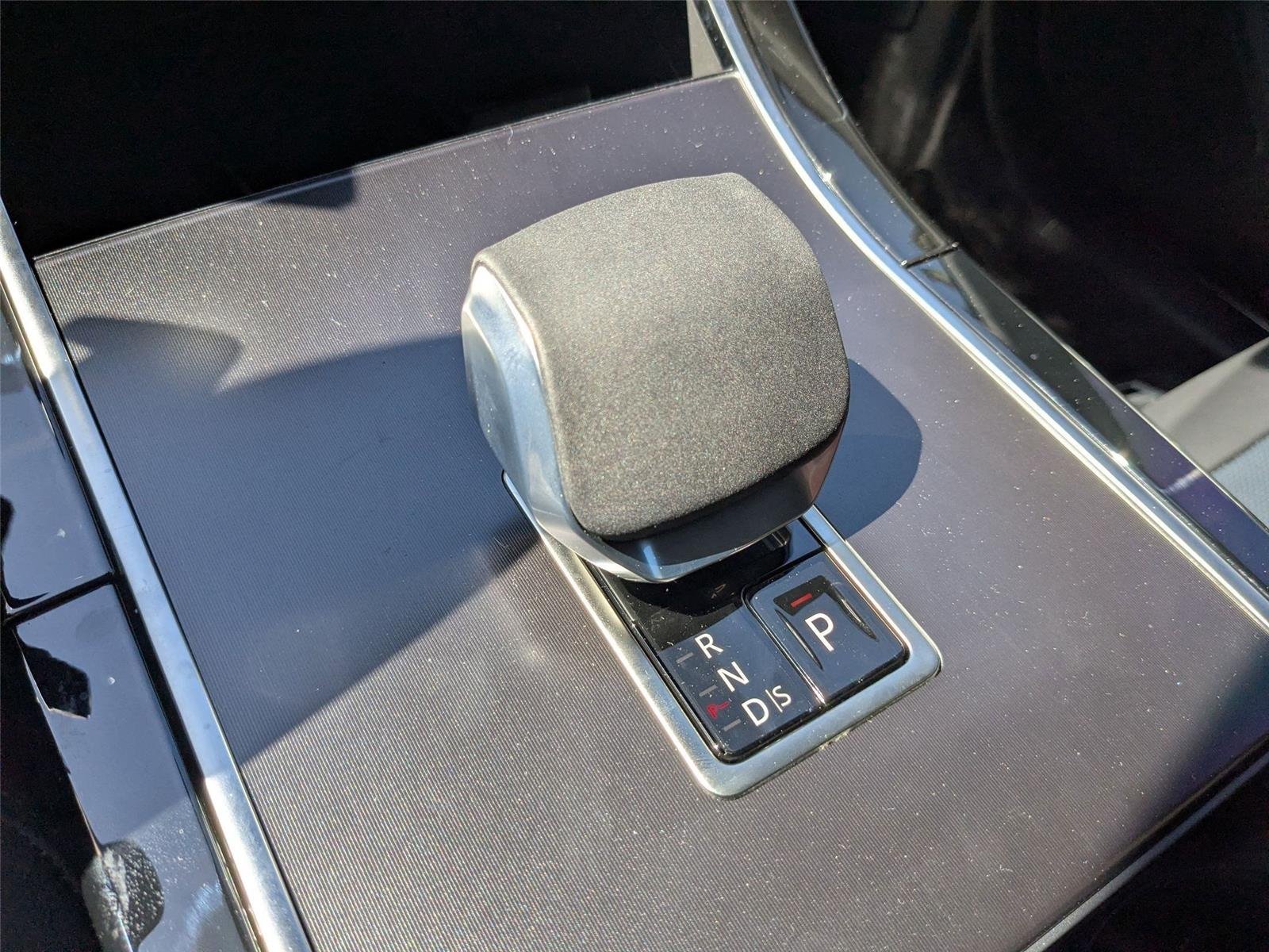 New 2026 Ostuni Pearl White Premium Metallic Land Rover Dynamic SE image 23