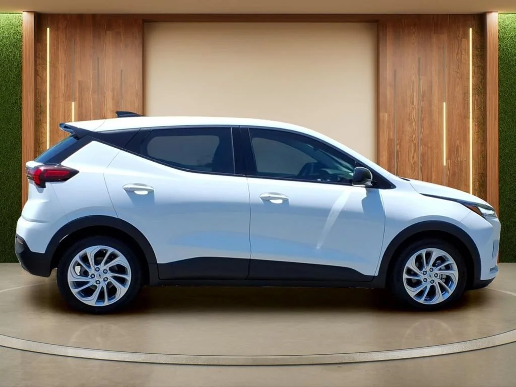 New 2027 Summit White Chevrolet LT image 34