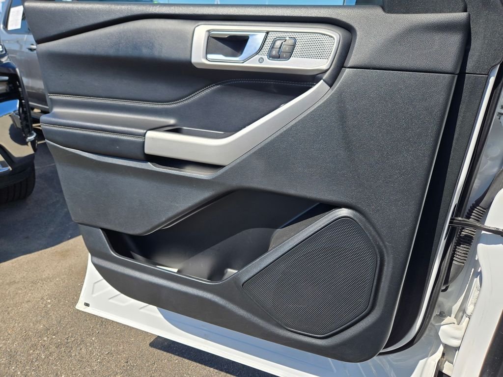 Used 2022 White Ford Limited image 13