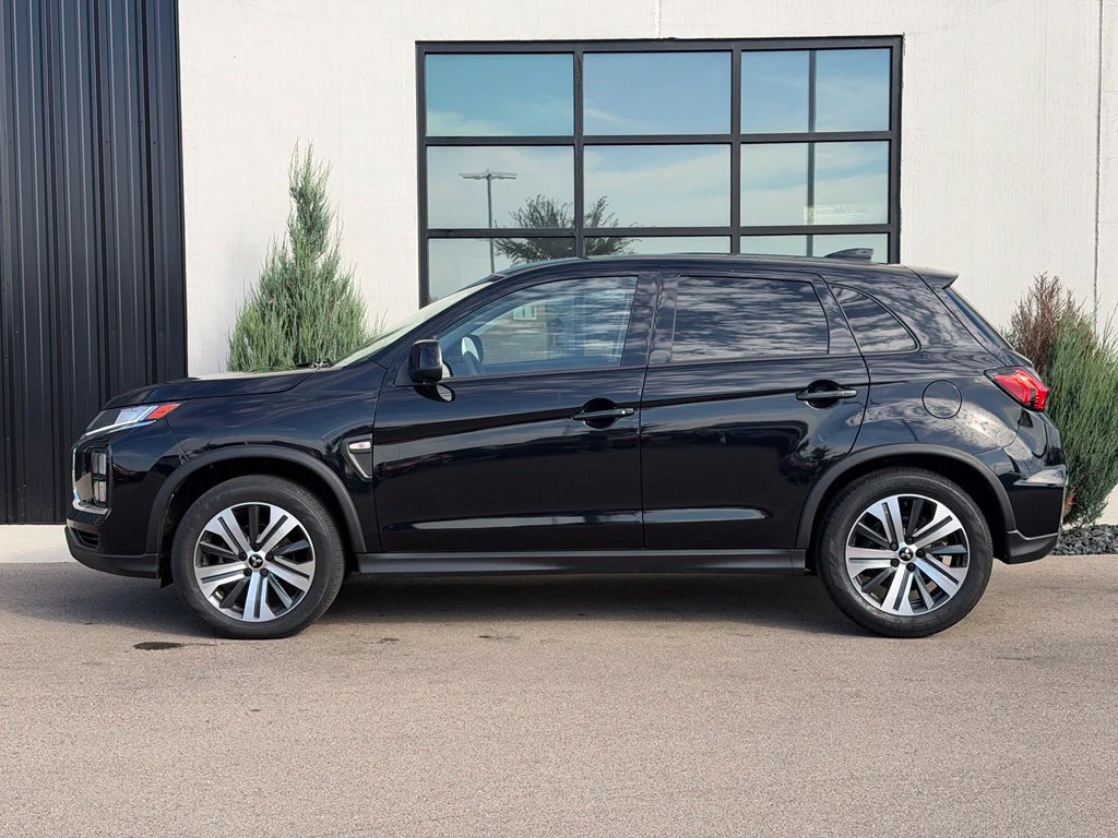 Used 2022 Black Mitsubishi 2.0 SE image 2