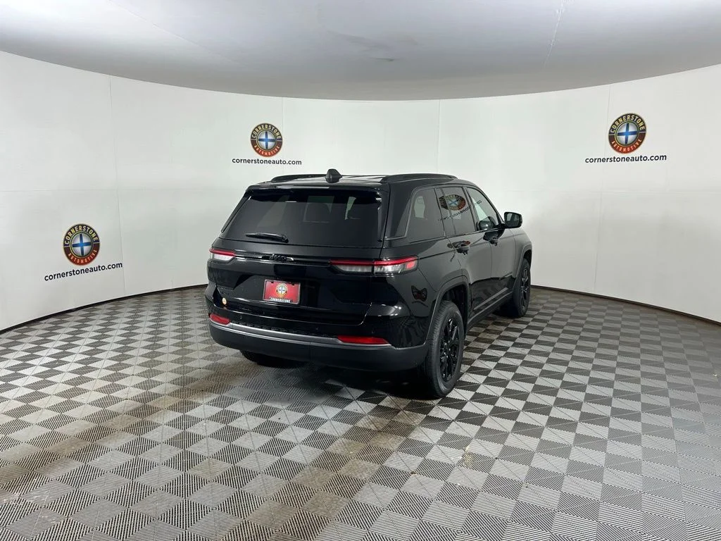 New 2026 Diamond Black Crystal Pearl-Coat Exterior Paint Jeep Altitude image 19