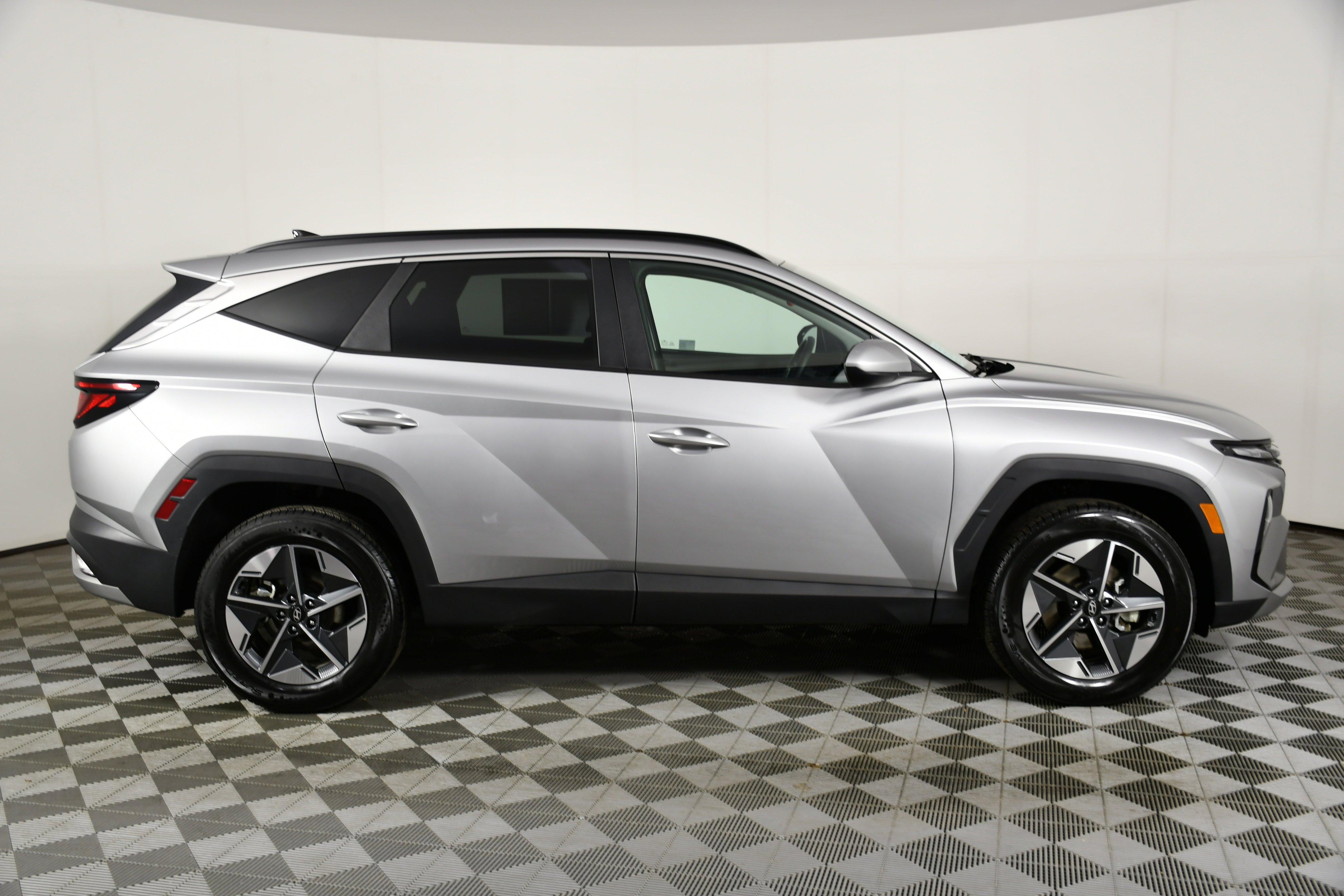 Used 2025 Shimmering Silver Hyundai SEL image 5