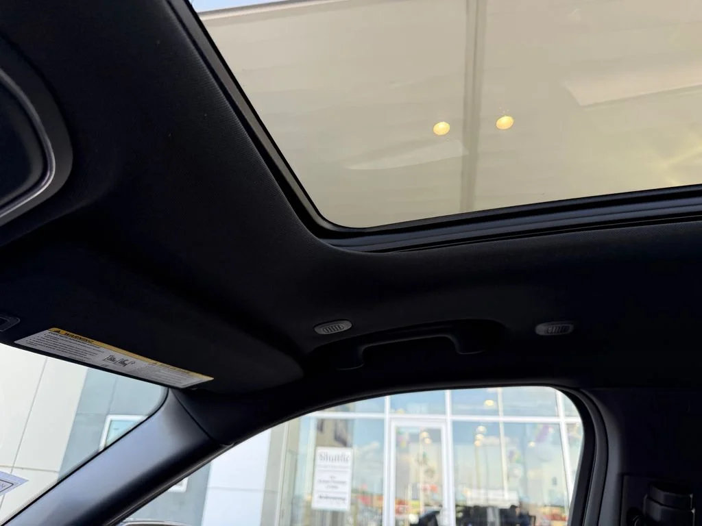 New 2026 Diamond Black Crystal Pearl-Coat Exterior Paint Jeep Limited image 17