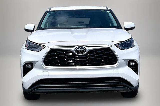 Certified Used 2024 WIND CHILL PEARL Toyota  image 3