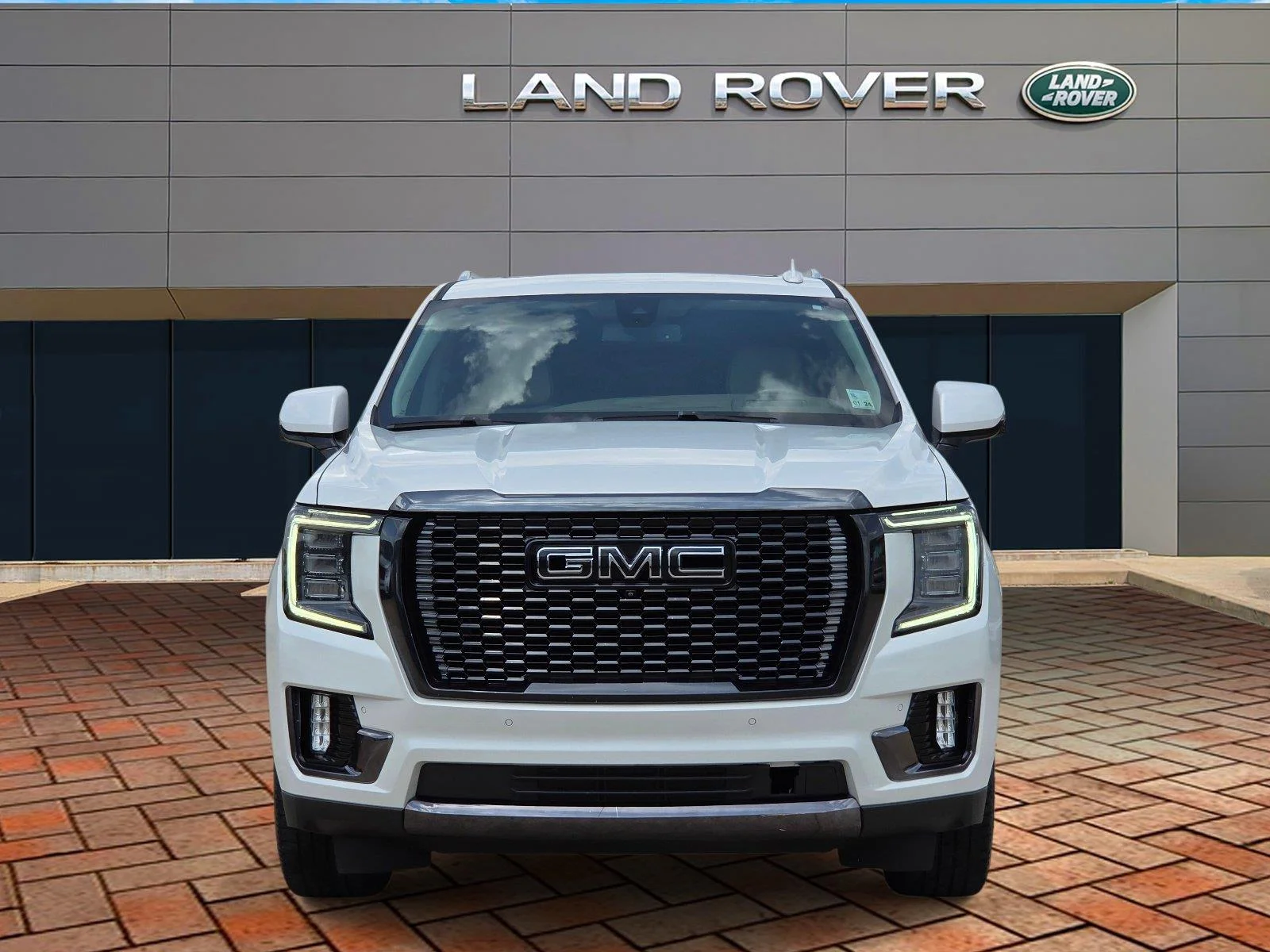 Used 2022 White Frost Tricoat GMC Denali image 2