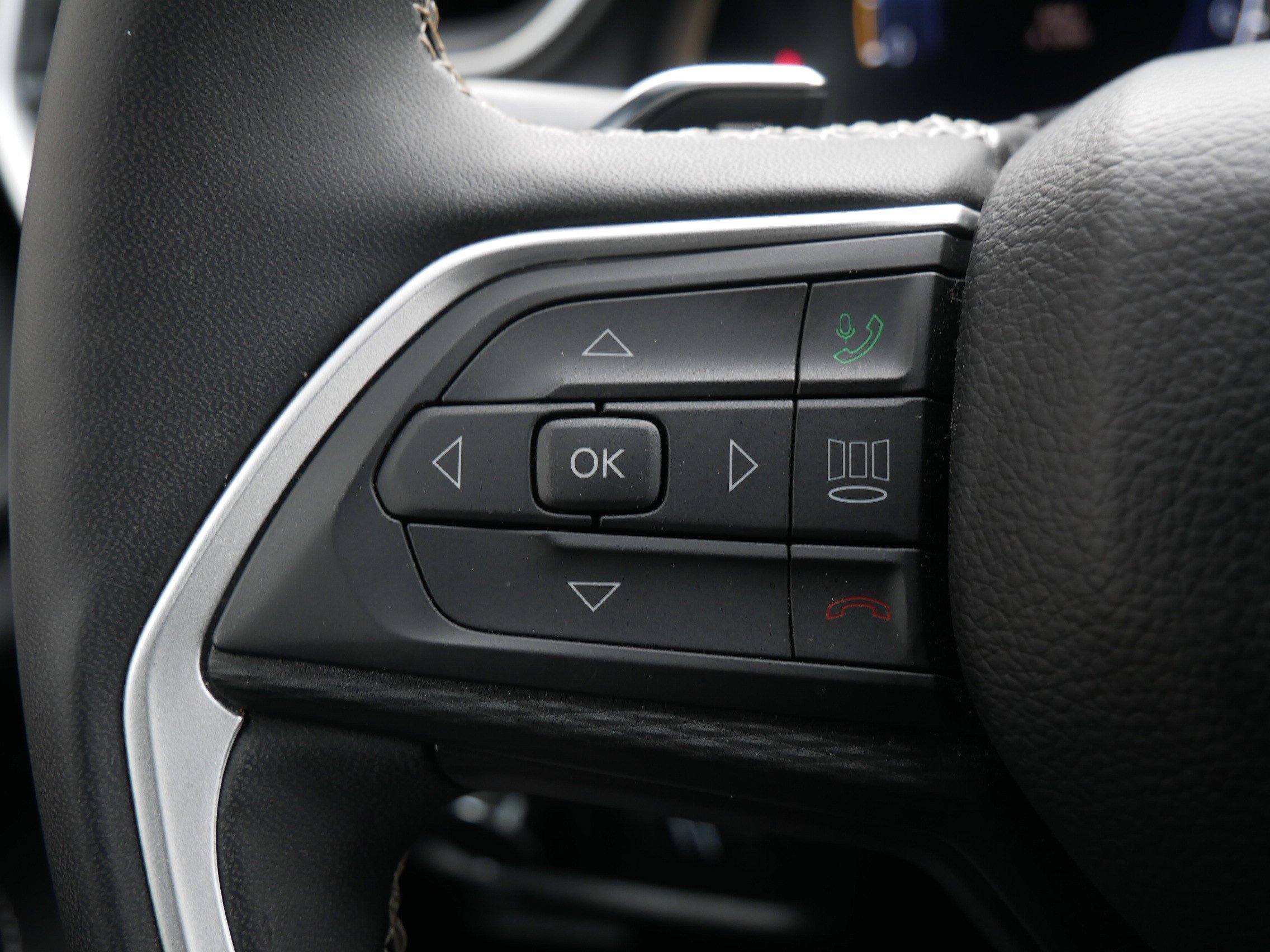 Used 2025 Diamond Black Crystal Pearlcoat Jeep Altitude image 26