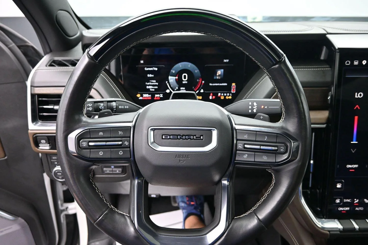 2025 GMC Yukon Denali Ultimate - Photo 31