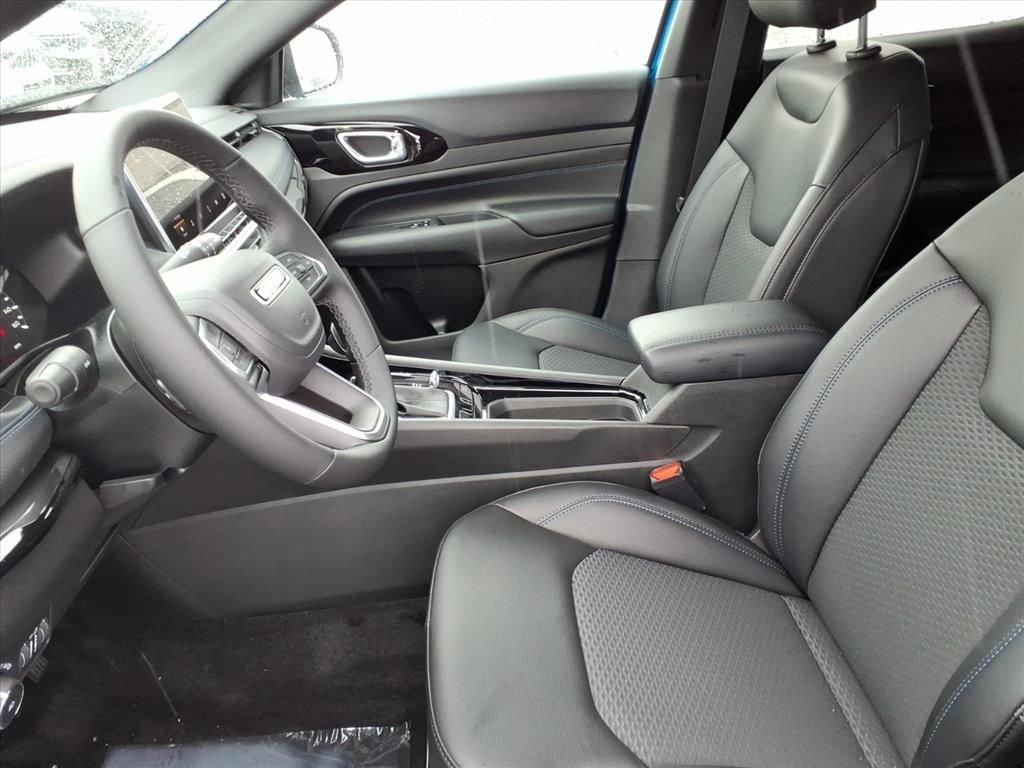 New 2026 Hydro Blue Pearl-Coat Exterior Paint Jeep Latitude image 8