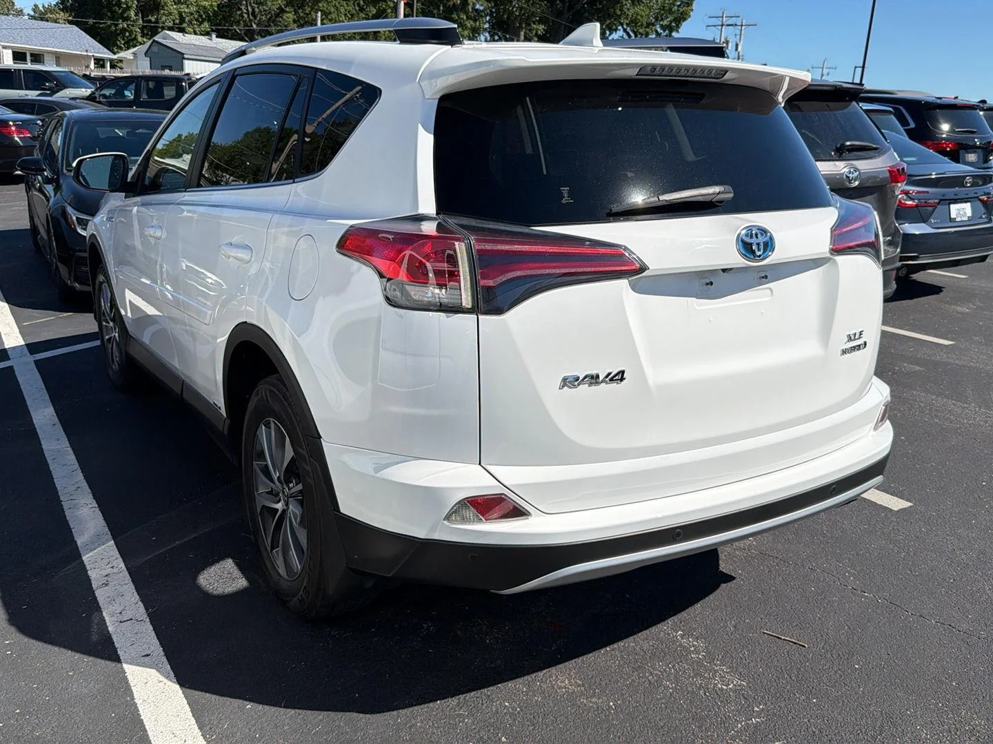 Used 2016 Super White Toyota XLE image 3
