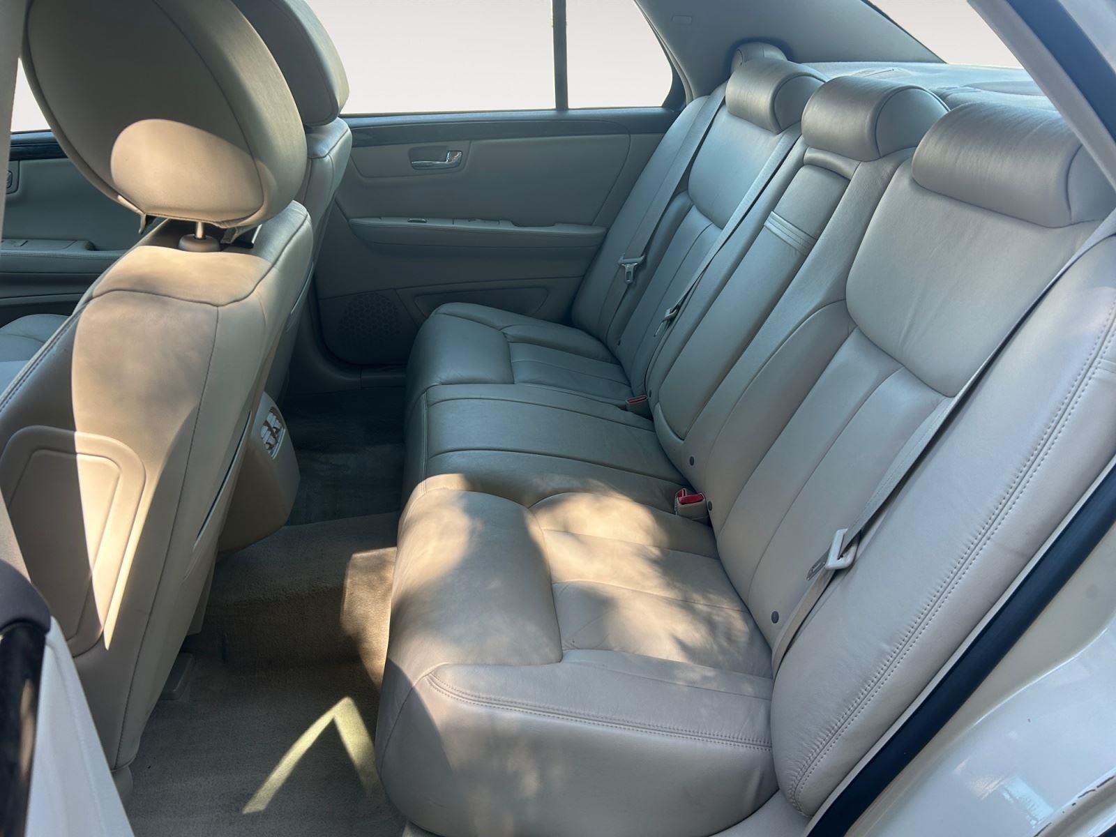 Used 2010 Vanilla Latte Cadillac w/1SA image 13