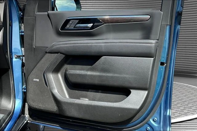 Used 2025 Blue Chevrolet Premier image 28