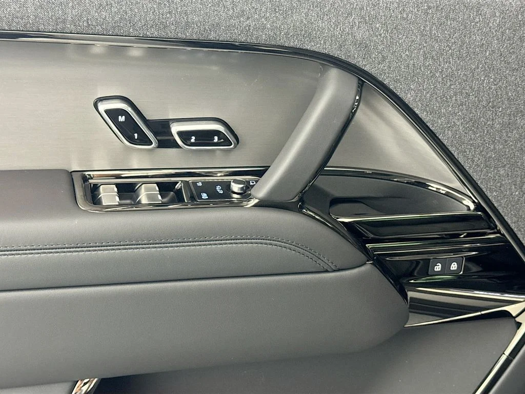 New 2026 Carpathian Grey Land Rover SE image 17
