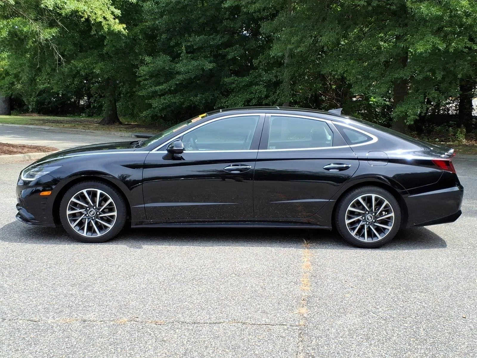 Used 2023 Onyx Black Hyundai Limited image 3