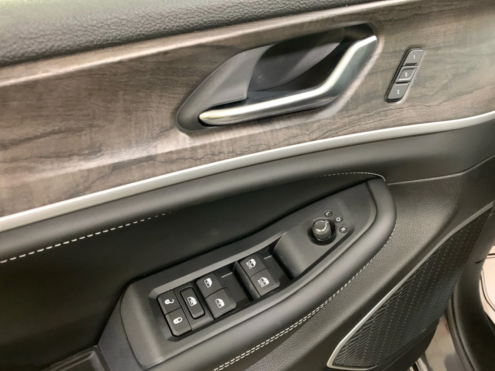New 2026 Baltic Grey Metallic Jeep Limited Reserve image 11