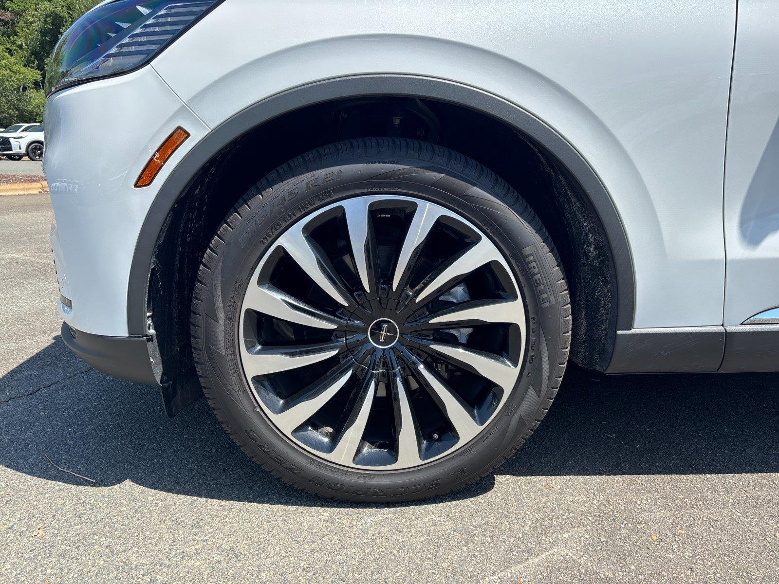 Used 2025 Pristine White Metallic Tri-Coat Lincoln Premiere image 10