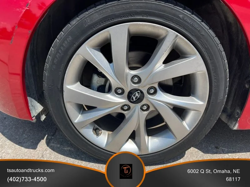 Used 2017 Red Hyundai Coupe 3D image 9