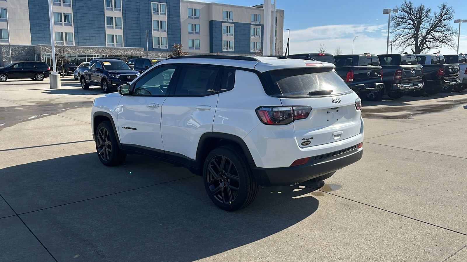 New 2026 Bright White Clear-Coat Exterior Paint Jeep Latitude image 6