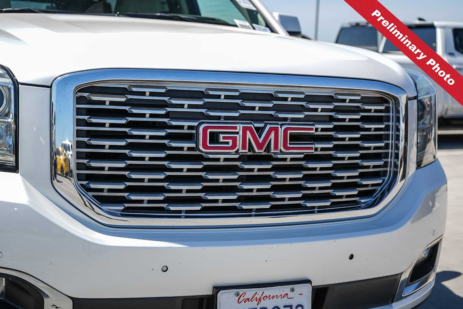 Used 2019 White Frost Tricoat GMC Denali image 5