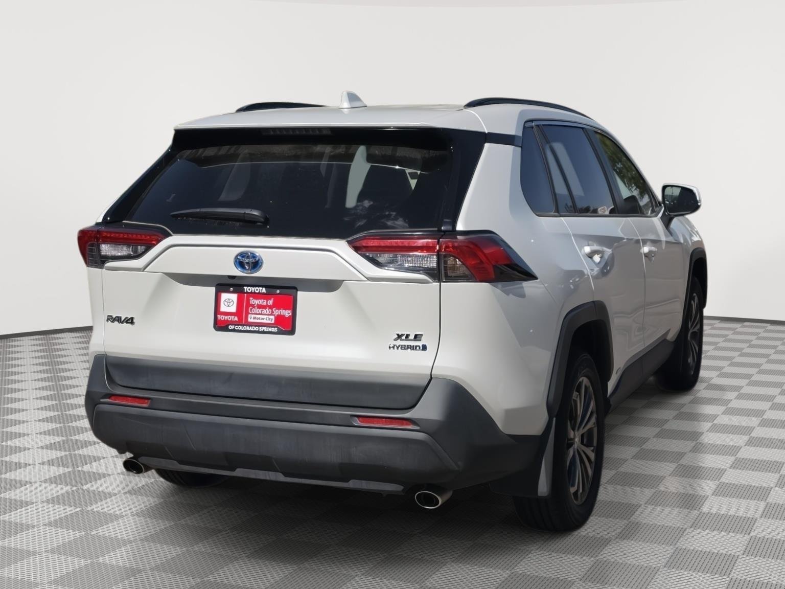 Used 2024 Wind Chill Pearl Toyota XLE Premium image 4