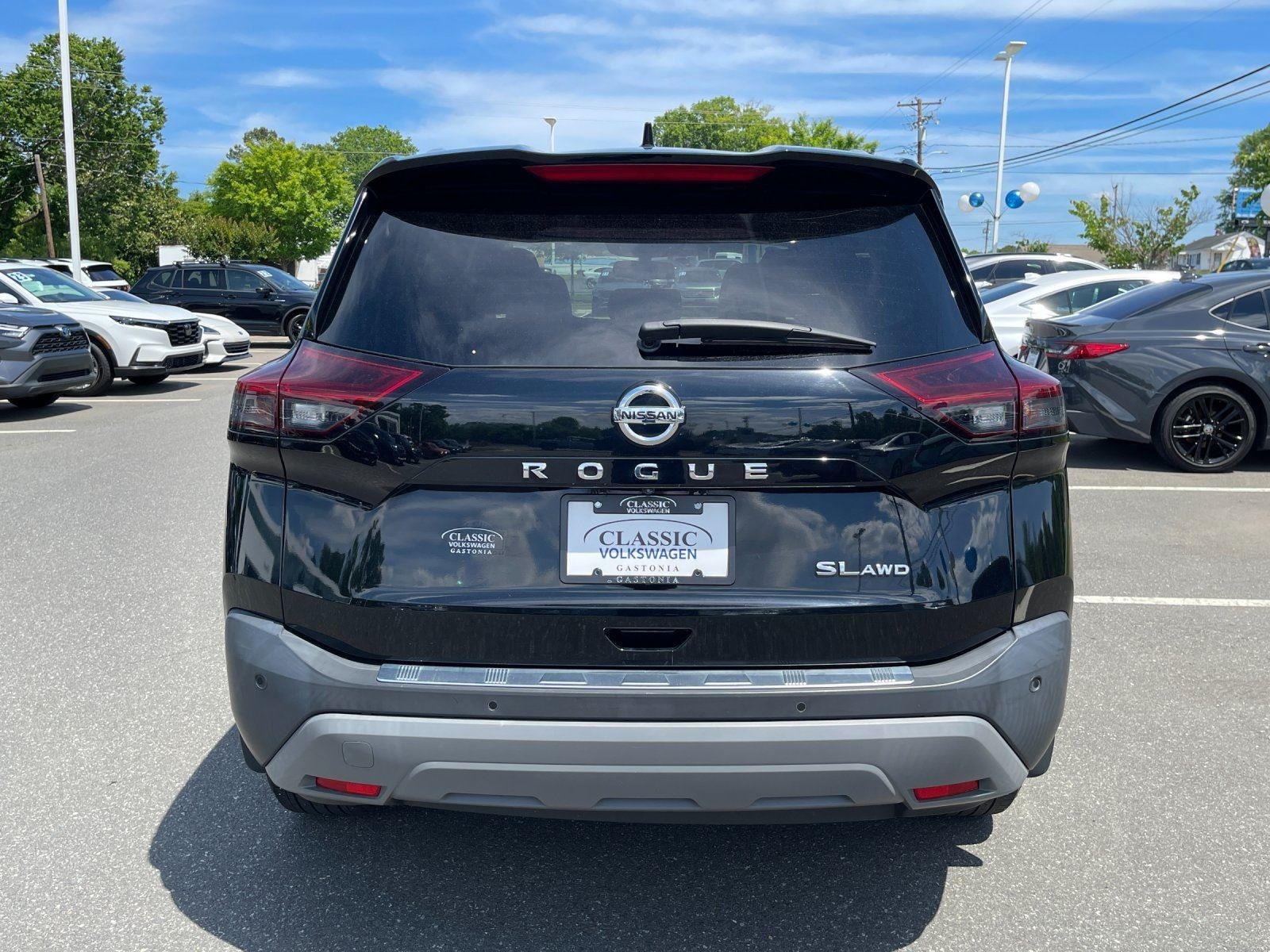 Used 2021 Super Black Nissan SL image 4