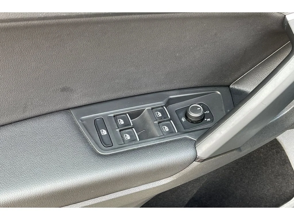 Used 2019 Platinum Gray Metallic Volkswagen SE image 13