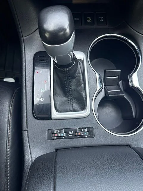 Used 2014 Red Toyota  image 17